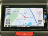 見やすい地図表示で、運転中の情報収集も安心です。周辺情報も確認でき、目的地までのルートをしっかり把握できます。