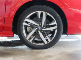 右前 17インチアルミホイール タイヤサイズは、215/50R17です。「*ホイールロックナットは展示用です」