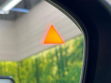 【後方車輛検知】走行中、ドアミラーの死角になりやすい箇所に後続車が接近するとサイドミラー付近に警告を表示、ドライバーに注意喚起をしてくれます。