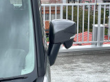 狭い駐車場でも安心。スイッチ操作だけでドアミラーの格納展開が可能。電動格納式リモコンドアミラー!