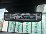 【デジタルインナーミラー】車両後方カメラの映像をルームミラーに映すことが出来ます。 そのため、後席に人や荷物があって後方が見えづらい場合でもしっかり視界を確保することが出来ます。