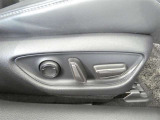 運転席電動シートは、シートポジションを細かく調整できるので長時間の運転もリラックスできますね。