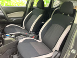 運転席からの視界は広く、運転操作もスムーズに行えます。シートの形状も工夫されており、長時間の運転でも疲れにくいのが特徴です。