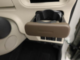 カップホルダーは運転席や助手席からちょうど手の届く位置です!!