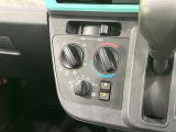 寒い冬も暑い夏も全席に快適な空調を届けてくれる、ダイヤル式エアコンを装備♪