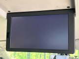 【フリップダウンモニター】大画面モニターで後席でもエンタメをお楽しみいただけます。小さなお子様にも大人気の装備です♪