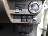 プッシュスタートボタンの画像です。スマートキーを携帯さえしていれば、キーを探さなくてもお車の始動が出来て便利です!