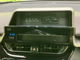 様々な情報を表示できるモニターは、ドライブ中の頼もしい相棒です。車両情報や設定変更も簡単に行えます。