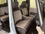 女性でも運転がしやすいように、シートの高さ調整機能(シートリフター)がついています。運転席と助手席の間が空いている為、助手席側への移動がスムーズです。交通量の多い道でも助手席側から乗り降りができます。