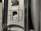 指先でパーキングブレーキの操作ができます。ブレーキホールドもついているので停止中に、ブレーキペダルから足を離しても停止状態を維持し続けてくれます。信号待ちなどの際に非常に便利です。