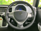 手に馴染むステアリングで、快適なドライビングを実現。操作性にも優れており、運転の楽しさを高めます。