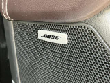 【BOSEサウンドシステム】を搭載しています。室内の反響率やシート生地など、車種ごとにチューニングされた専用音響空間です。