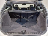 BMWではスペアタイヤが非搭載となるため、スペースは拡大されており、収納スペースとして利用可能。トランクの下にも収納スペースがあり、意外と役に立つスペースでございます。