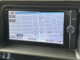 見やすい地図表示で、運転中の情報収集をサポート。周辺情報も確認でき、初めての道でも安心です。