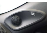 車内空間にクリアでパワフルな心地よいサウンドを響かせる『JBLサウンドシステム』を搭載。音の良さはもちろんのこと、音楽の魅力をダイレクトに感じることが出来るクオリティの高いサウンドが楽しめます。