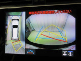 パノラミックビューモニター付きです。車両を上から見たような映像をナビゲーション画面に表示。運転席からの目視だけでは見にくい、車両周辺の状況をリアルタイムでしっかり確認できます。