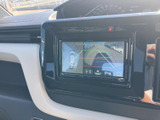 駐車時の安全をサポートするバックモニター。車庫入れや狭い場所での運転をアシストし、運転に自信がない方にも安心です。ガイドライン表示で、駐車に必要な距離感を把握できます。