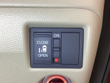 左側電動スライドドアは運転席からでも操作ができるように、ハンドル付近に開閉の操作スイッチが付いています。