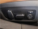 【コックピットシート】BMW車の主役席。車体中央にくる様に配置し車両重心とが一致する事でドライバーと車との一体感あるドライビングを実現。人間工学に基づき形成した形状が長時間のドライブ疲労も軽減します!