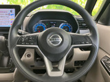 手に馴染むステアリング形状で、快適な運転操作をサポート。操作性にも配慮されたデザインです。