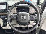 握りやすいステアリング形状で、運転操作をサポート。操作性にも優れ、快適なドライビング体験を提供します。