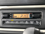 【オートエアコン】一度お好みの温度に設定すれば、車内の温度を検知し風量や温度を自動で調整。暑い&hellip;寒い&hellip;と何度もスイッチ操作をする必要はありません。快適な車内空間には必須の機能ですね♪