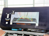 【バックガイドモニター】車両後方の映像をナビ画面に表示し、駐車などの後退操作をサポートします。