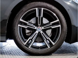 BMWの純正アロイホイールは軽量かつ強度にも優れているホイールで走行性能を引き上げる設計になっております。足元にもBMWは妥協がなくこだわっている個所になります。