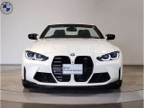 【BMWの伝統-1】BMWの特徴的な&ldquo;キドニーグリル&rdquo;は、80年以上続く伝統の形でございます。変わらないこだわりのデザインが、プレミアムブランド&ldquo;BMW&rdquo;を創り出します。