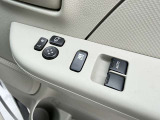 【電動格納ミラー】サイドミラーは電動格納式となっており、狭い駐車場でもキズがつくリスクを抑えられます。