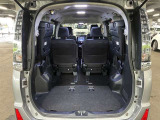 多彩なシートアレンジが可能なため、荷物の量やサイズに合わせて柔軟に室内空間を確保できます。大きな荷物の収納にも対応し、実用性の高い室内設計となっています。