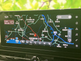 見やすい地図表示で、運転中でも安心して道案内を受けられます。渋滞情報なども確認でき、スムーズな移動をサポートします。