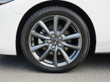 18インチ純正アルミホイールを装備。タイヤサイズは215/45R18となります。