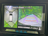 【マルチテレインモニター】車のフロントやサイドのカメラ画像を同時にモニター表示することで、悪路や狭い道を走行時でも周囲の状況確認ができ安心!本格SUVにうれしい装備です♪