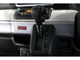 インパネシフトだから視線の移動も少なく足元もスッキリ♪運転席もゆったりしているのでゆとりを持ってドライブできますね!