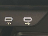 こちらのクルマはUSB接続コネクタも装備されています♪スマホの充電などにお使い下さい。ご旅行中での充電切れも、これなら心配いりませんね!