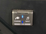 こちらのクルマはUSB接続コネクタも装備されています♪スマホの充電などにお使い下さい。ご旅行中での充電切れも、これなら心配いりませんね!