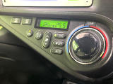 【オートエアコン】一度お好みの温度に設定すれば、車内の温度を検知し風量や温度を自動で調整。暑い&hellip;寒い&hellip;と何度もスイッチ操作をする必要はありません。快適な車内空間には必須の機能ですね♪