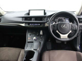 本革巻き3本スポークステアリングや運転する楽しさを高めるパドルシフトが採用されたスポーティなインテリアです。