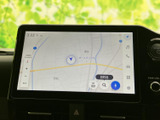 高精細な地図画面で、スムーズなナビゲーションをサポート。目的地まで安心してお出かけいただけます。運転に集中できる環境です。