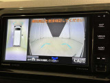 パノラミックビューモニターを装備。駐車場や交差点でクルマを真上から見るように周囲を確認できます。機能の詳細は販売店スタッフまでおたずねください。