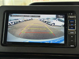 後方確認がこれほど安心なものに。狭い道や駐車場でも、安全に運転をサポートします。駐車時の安全性を高める頼もしい装備です。