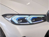 【LEDヘッドライト】先進のLEDテクノロジーを採用。放射される白色光の周波特性は太陽光に近く、バイキセノン・ヘッドライトを上回るコントラストで更に明るく輝きます!