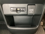 アクセサリーソケットはUSBのアダプターなどをつければ、スマホの充電にも使えます。横にはETCがついており、高速道路の料金所の通過も楽々です!周辺には物が置けるボックスがついています。