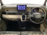 車内は光触媒抗菌消臭施工済です。インパネ周りはスタイリッシュなデザインです。グローブボックスやカップホルダーのほかにトレーなどたくさんの収納スペースが付いています。