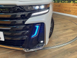 【LEDヘッドライト】悪天候や夜間走行時も良好な視界を確保し安心して運転できる高輝度LEDヘッドライトを装備!点灯速度が早く、消費電力も抑えられています。