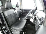 高いホールド性で運転姿勢が安定します。長距離ドライブでも疲れにくいのが魅力です。快適なドライビングライフをお送りください♪