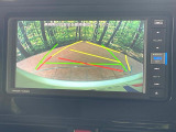 【バックカメラ】駐車時に後方がリアルタイム映像で確認できます。大型商業施設や立体駐車場での駐車時や、夜間のバック時に大活躍!運転スキルに関わらず、今や必須となった装備のひとつです!