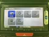 CD、USB、iPodなど、お好みの音楽を車内で楽しめます。長距離ドライブも退屈知らず。快適な空間を演出します。