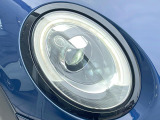 ●LEDヘッドライト:夜間走行時も良好な視界を確保し安心して運転できる高輝度LEDヘッドライトを装備!点灯速度が早く、消費電力も抑えられています。